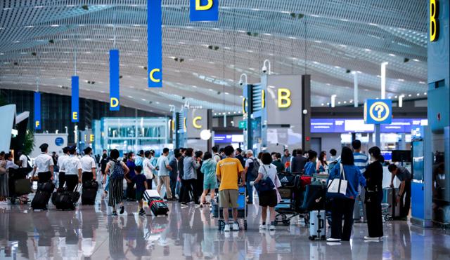 10일 오전 인천국제공항 제2터미널 출국장이 여행객으로 붐비고 있다. 뉴시스