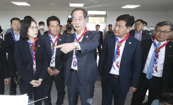 한덕수 국무총리(가운데)는 지난 5월 17일 새만금 잼버리 현장을 찾아 김현숙 여가부 장관(왼쪽), 김관영 전북도지사(총리 오른쪽)로부터 준비상황을 보고받았다. 앞서 3월엔 지원위원장 자격으로 직접 회의까지 주재했다. [사진 전북도]