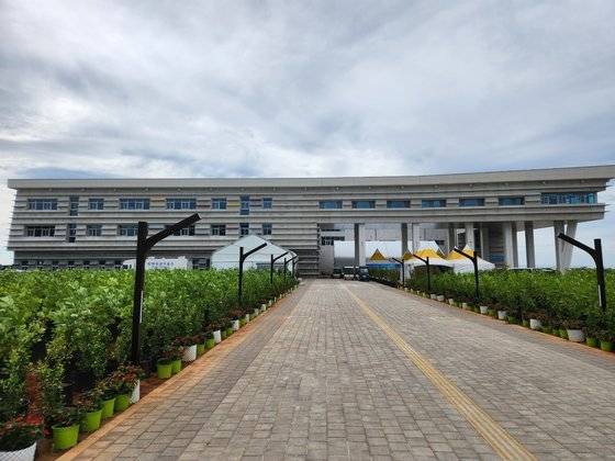 9일 오후 전북 부안군 '2023 제25회 새만금 세계스카우트잼버리' 대회장 내 글로벌청소년리더센터. 대회 기간 잼버리 병원과 조직위 운영본부 등으로 쓰였다. [사진 전북도]