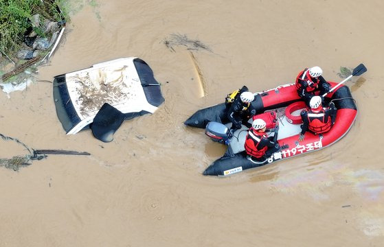 10일 대구 군위군 효령면 병수리가 태풍 '카눈'으로 하천 제방이 터져 물에 잠긴 가운데 소방 구조대가 혹시 모를 실종자를 찾기 위해 수색을 하고 있다. 연합뉴스