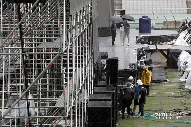 태풍 ‘카눈’이 북상중인 10일 서울월드컵경기장에서 행사 관계자들이 2023 새만금 세계 스카우트 잼버리 ‘K팝 슈퍼 라이브’ 콘서트를 위한 무대를 준비하고 있다. 문재원 기자