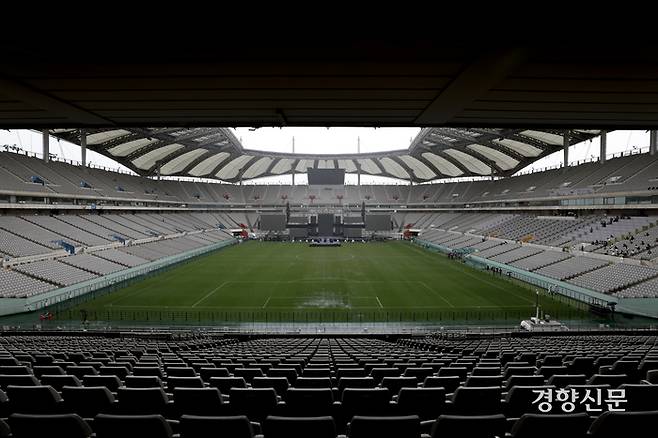 태풍 ‘카눈’이 북상중인 10일 서울월드컵경기장에서 행사 관계자들이 2023 새만금 세계 스카우트 잼버리 ‘K팝 슈퍼 라이브’ 콘서트를 위한 무대를 준비하고 있다. 문재원 기자