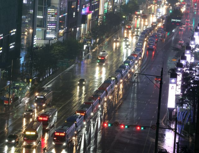 제6호 태풍 '카눈'이 북상해 수도권에 근접한 10일 오후 서울 강남역사거리 버스전용차로가 정체되고 있다. 연합뉴스