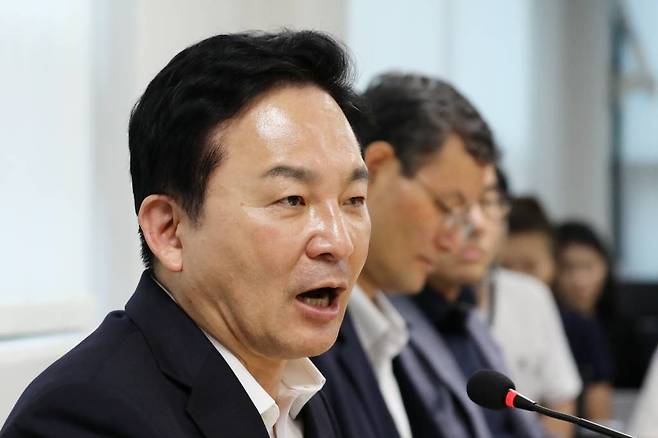 [서울=뉴시스] 최진석 기자 = 원희룡 국토교통부 장관이 7일 서울 강남구 한국시설안전협회에서 열린 '무량판 민간아파트 전수조사 관련 점검회의'에서 발언을 하고 있다. 2023.08.07.