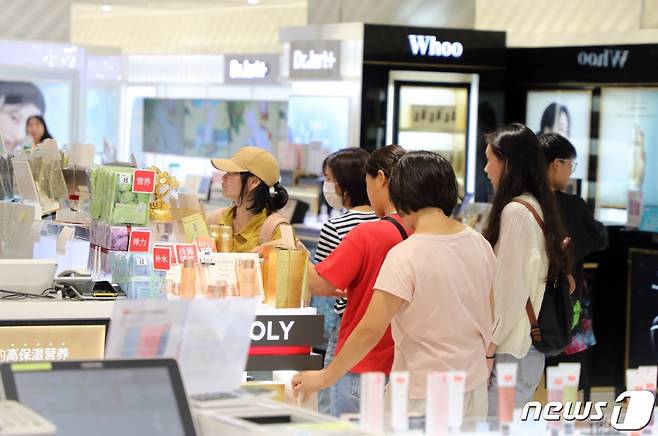 (제주=뉴스1) 고동명 기자 = 중국이 2017년 사드 사태 이후 6년 만에 한국 단체관광을 허용하기로 한 가운데 10일 오후 제주시 연동에 있는 롯데면세점에서 외국관광객들이 상품을 둘러보고 있다. 2023.8.10/뉴스1 Copyright (C) 뉴스1. All rights reserved. 무단 전재 및 재배포 금지.