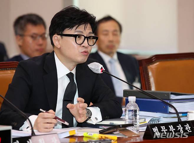 [서울=뉴시스] 고범준 기자 = 한동훈 법무부 장관이 지난달 26일 오전 서울 여의도 국회에서 열린 법제사법위원회 전체회의에서 의원 질의에 답변하고 있다. 2023.07.26. bjko@newsis.com