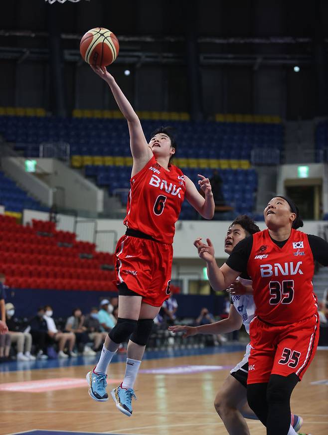 [서울=뉴시스]여자농구 BNK, 존스컵 2위. (사진=WKBL 제공)