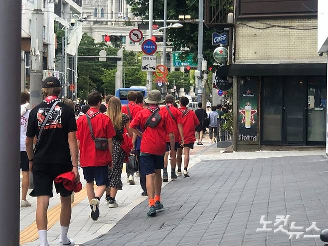 9일 한국외대 정문 앞 스위스에서 온 잼버리 단원들이 길을 걷고 있다. 류효림 인턴기자