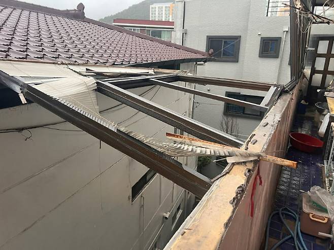 여수 미평동의 한 주택가 창문 샷시가 강풍에 떨어져나가 이웃집 집붕에 걸쳤다. 여수소방서 제공