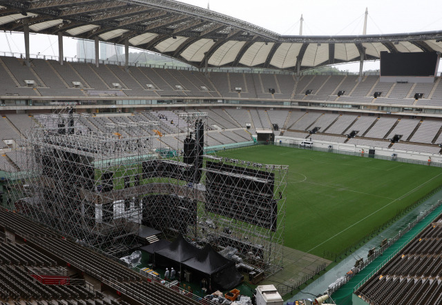 10일 오후 서울 마포구 서울월드컵경기장에서 '2023 새만금 세계 스카우트 잼버리 K팝 슈퍼 라이브' 공연을 위한 무대가 설치되고 있다. 연합뉴스