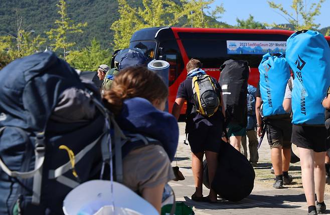 2023 새만금 세계스카우트잼버리 조기 퇴영일인 8월8일 전북 부안군 잼버리 웰컴센터 앞에서 참가자들이 버스로 이동하고 있다. ⓒ연합뉴스