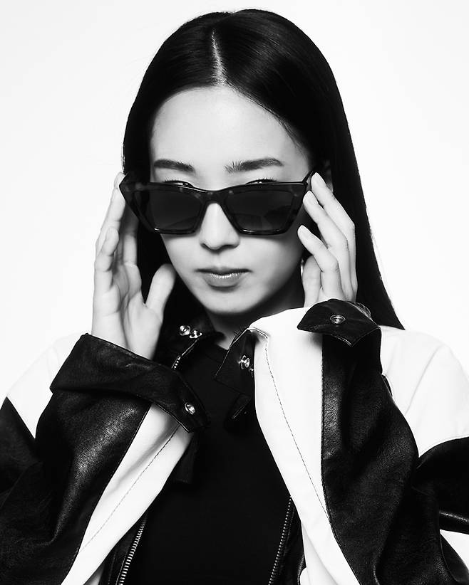 Choi Ye-bins unusual transformation has been spotted.HIGHTEEN Mystery Thriller Drama It has become a night. The actor Choi Ye-bin, who announced his comeback, has a new content picture that shows his new beauty.Choi Ye-bin in the public photo boasts a charismatic aspect as well as a hip and fashionable appearance.It matches the sunglasses in the black and white mood tone which is contrary to the usual youthfulness which is familiar to the general public, and completes the styling with the black dress look in the Himecut, and expresses the mature atmosphere without delay.In addition, jeans have a casual style with a ball cap, and a unique braided hair and a wearable baseball jumper add to the trend.Above all, Choi Ye-bin changes the pose according to the costumes of different moods and reveals professionalism.Choi Ye-bin, who boasts a new visual with a different aura than the image of the past.HIGHTEEN Mystery Thriller Drama, which was broadcasted by MZ generations, became the first horror thriller through the  ⁇   ⁇   ⁇   ⁇   ⁇ . She is looking forward to another picture to be drawn in her work by showing a different charm through this pictorial cut full of chic and lovely visuals .