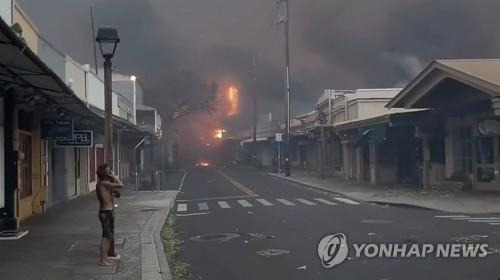 연기와 화염이 치솟는 마우이섬 라하이나 도심의 거리  [AP=연합뉴스]