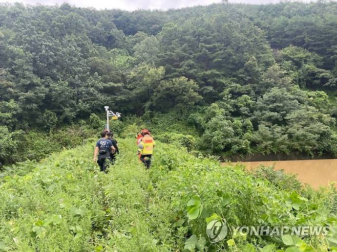 대구서 전동휠체어 타던 60대 실종 (대구=연합뉴스) 10일 오후 대구 달성군 가창면 상원리에서 전동휠체어를 타던 60대 A씨가 실종됐다는 119 신고가 접수돼 소방대원이 수색하고 있다. 이날 제6호 태풍 카눈 영향으로 이 일대에는 많은 비가 내렸다. 2023.8.10 [대구소방안전본부 제공. 재판매 및 DB금지]