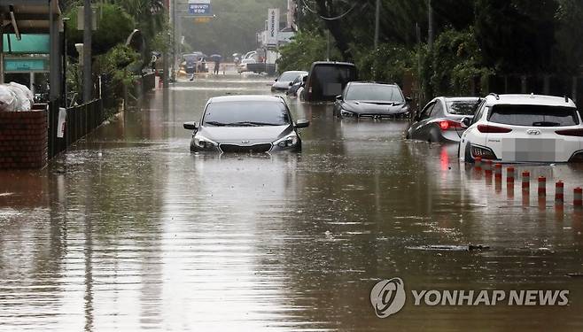 태풍 '카눈' 북상에 침수된 도로 (창원=연합뉴스) 정종호 기자 = 제6호 태풍 카눈이 북상한 10일 오전 경남 창원시 성산구에 시간당 60㎜가 넘는 폭우가 쏟아지면서 내동 한 도로에 차들이 물에 잠겨 있다. 2023.8.10 jjh23@yna.co.kr