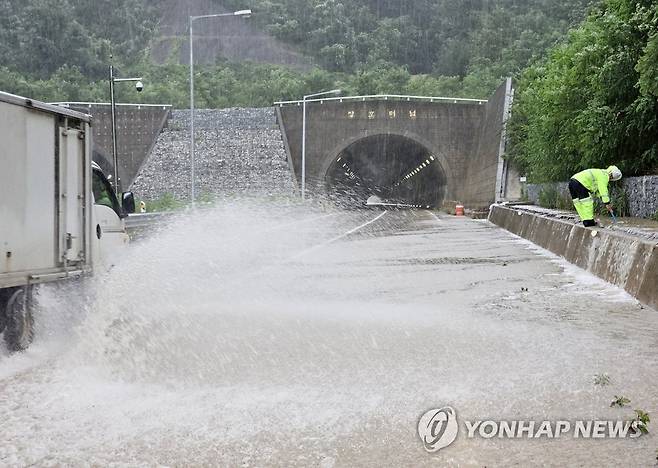 태풍 카눈 한반도 상륙…침수된 도로 (삼척=연합뉴스) 양지웅 기자 = 제6호 태풍 카눈이 북상 중인 10일 강원 삼척시 근덕면 장호터널이 침수돼 이 구간 차량 통행이 부분 통제되고 있다. 2023.8.10 yangdoo@yna.co.kr