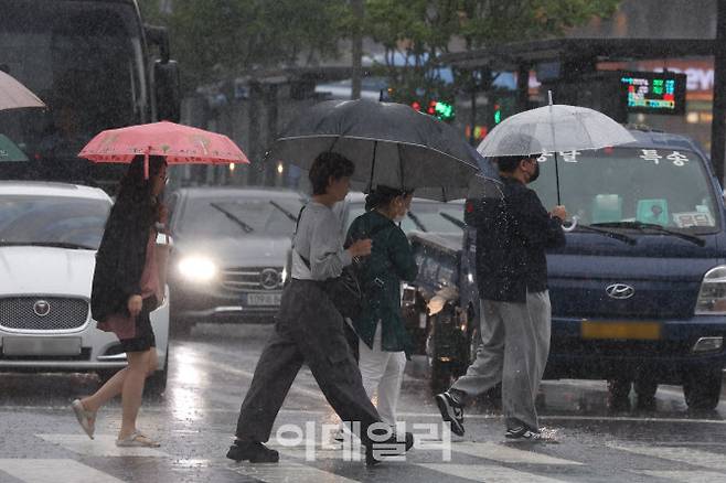 수도권과 강원도 등 중부지방을 중심으로 아침까지 제6호 태풍 ‘카눈’의 영향을 받는 가운데 11일 오전 서울 종로구 광화문역 일대에서 시민들이 이동하고 있다. (사진=이영훈 기자)