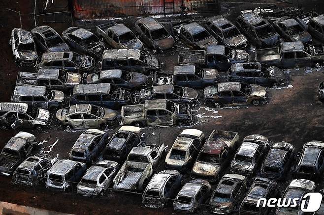 화재로 불에 탄 차량이 즐비하다. 2023.8.11 ⓒ AFP=뉴스1 ⓒ News1 우동명 기자