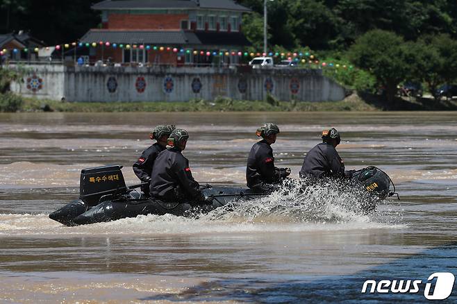19일 오전 경북 예천군 보문면 미호리 하천에서 실종자를 수색하던 해병대원 1명이 급류에 휩쓸려 실종된 가운데 해병대원들이 낙동강 삼강교 인근 수색에 나서고 있다. 2023.7.19/뉴스1 ⓒ News1 공정식 기자
