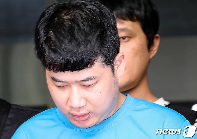 신림동 흉기난동 피의자 조선(33·남)이 28일 서울 관악경찰서에서 검찰에 구속 송치되고 있다. 조선은 지난 21일 오후 2시7분쯤 신림동 인근 상가 골목에서 흉기를 휘둘러 1명을 숨지게 하고 3명에게 중상을 입힌 혐의를 받는다. (공동취재) 2023.7.28/뉴스1 ⓒ News1 유승관 기자