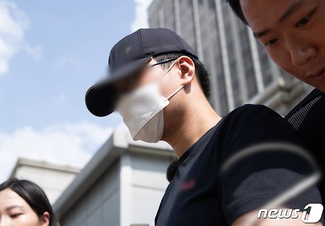 ‘신림동 흉기 난동’ 사건이 일어난 장소에서 여성을 살해하겠다는 ‘테러 예고’ 글을 올린 20대 A씨가 27일 오후 서울 서초구 서울중앙지방법원에서 열린 구속 전 피의자 심문(영장실질심사)을 마친 후 호송차로 향하고 있다. 2023.7.27/뉴스1 ⓒ News1 이재명 기자