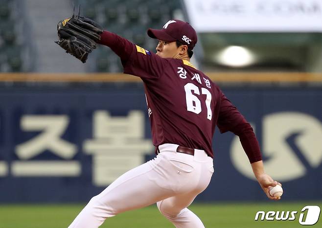 11일 오후 서울 송파구 잠실야구장에서 열린 프로야구 '2023 신한은행 SOL KBO 리그' LG 트윈스와 키움 히어로즈의 경기, 키움 선발투수 장재영이 역투하고 있다. 2023.8.11/뉴스1 ⓒ News1 구윤성 기자