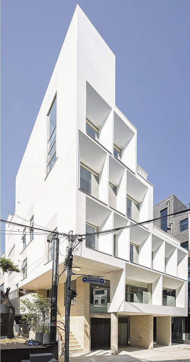 서울 압구정동에 있는 '알로하 도산'. 빛을 받는 방향에 따라 그림자의 모양이 달라지며 다른 분위기를 연출한다. /Joel Moritz