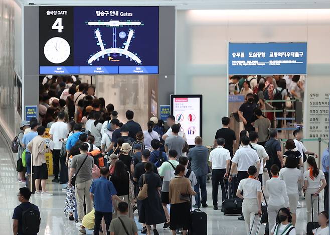 올해 들어 전국 각 지방자치단체에서 여권 발급 건수는 지난해보다 크게 늘었다. 8월 6일 인천국제공항 제1터미널이 출국하려는 이들로 붐비고 있다. / 연합뉴스