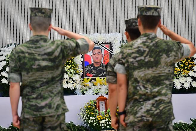 지난달 20일 오후 경북 포항시 해병대 1사단 내 김대식 관에 마련된 고 채수근 일병 빈소에서 해병들이 헌화와 분향을 한 후 경례하고 있다. /뉴스1