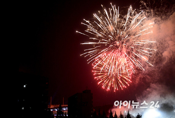 11일 오후 서울월드컵경기장에서 열린 '2023 새만금 세계스카우트 잼버리 K팝 슈퍼 라이브'에서 피날레를 장식하는 불꽃 놀이가 진행되고 있다. [사진=한국온라인사진기자협회 공동취재단]