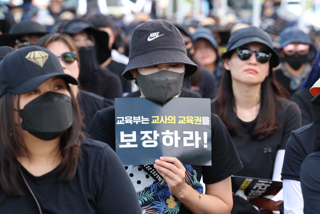 ▲ 공교육정상화교육주체연대 관계자들이 지난 8일 오후 세종시 정부세종청사 교육부앞에서 공교육 정상화 촉구 집회를 열고 있다. 연합뉴스