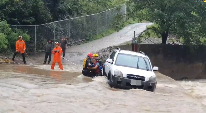 8.10.(목) 오후, 강원 영월군 영원읍 연하리에서 불어난 물로 차량이 침수되어 출동한 구조대원이 탑승자 2명을 구조하고 있다.