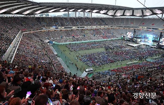 2023 새만금 세계스카우트잼버리 K팝 슈퍼라이브 콘서트가 열린 11일 서울 마포구 서울월드컵경기장에서 대원들이 콘서트를 즐기고 있다. 사진공동취재단