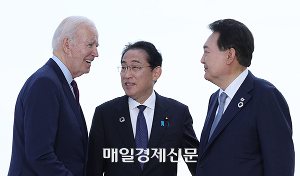 Korean President Yoon Suk Yeol, right, Japanese Prime Minister Fumio Kishida, center, and U.S. President Joe Biden meet on the sidelines of the Group of Seven (G7) Summit in Hiroshima, Japan, on May 21. [Photo by Lee Seung-hwan]