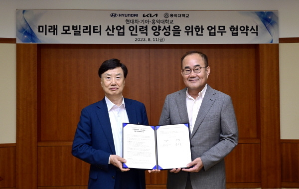 현대차·기아-홍익대학교의 업무협약식에서 홍익대 서종욱 총장(왼쪽)과 현대차·기아 CTO 김용화 사장(오른쪽)이 기념촬영을 하는 모습 [사진제공=현대차그룹]