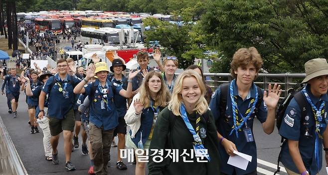 잼버리 마지막 일정 잼버리 퇴영식을 앞두고 11일 서울 마포구 상암동 서울월드컵 경기장에서 각국 대표단 대원들이  입장하고있다. 2023.8.11 [김호영기자]