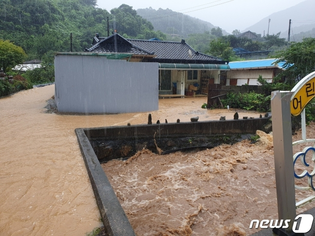 10일 태풍 '카눈'의 직접 영향권에 접어든 충북 단양군 가곡면 한 주택이 불어난 하천물에 침수됐다. (단양소방서 제공)/뉴스1