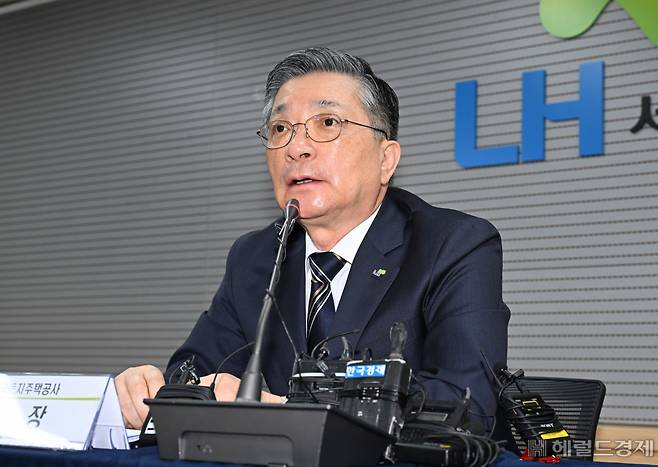 이한준 한국토지주택공사(LH) 사장이 11일 서울 강남구 LH서울지역본부에서 열린 기자회견에 참석해 발언하고 있다. 이한준 사장은 이날 기자회견을 통해 최근 붉어진 철근 부실 시공과 관련해 사과하고 LH 인적쇄신과 함께 조직혁신을 강력히 밀고 나가겠다고 밝혔다. 임세준 기자