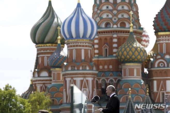 [모스크바=AP/뉴시스] 러시아가 인도에 상호 무비자 여행을 허용하자고 제안했다고 10일(현지시간) RT가 보도했다. 사진은 블라디미르 푸틴 러시아 대통령이 지난 5월9일 수도 모스크바 붉은광장에서 열린 제78주년 전승절 기념행사에 참석해 연설하는 모습. 2023.08.11.