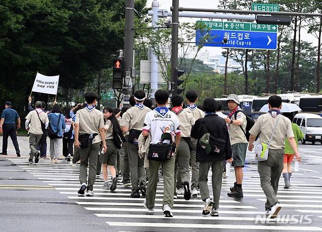 [서울=뉴시스] 사진공동취재단 = 2023 새만금 세계스카우트잼버리에 참가한 스카우트 대원들이 11일 서울 마포구 서울월드컵경기장에서 열릴 예정인 폐영식과 K팝 슈퍼라이브 콘서트에 참석하기 위해 이동하고 있다. 2023.08.11. <a href='mailto:photo@newsis.com'>photo@newsis.com</a>