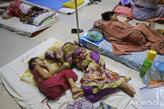 [다카=AP/뉴시스] 10일(현지시각) 방글라데시 다카의 무그다 의과대학 병원에서 뎅기열 환자들이 치료받고 있다. 방글라데시에서 올해 뎅기열 사망자가 300명을 넘어서며 역대 최다를 기록했다. 2023.08.11.
