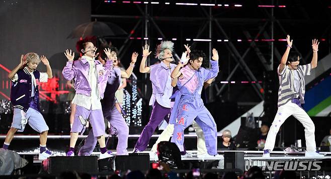 [서울=뉴시스] 사진공동취재단 = 11일 오후 서울 마포구 서울월드컵경기장에서 열린 ‘2023 새만금 세계스카우트잼버리 K팝 슈퍼 라이브 콘서트’에서 그룹 NCT DREAM이 공연을 펼치고 있다. 2023.08.11. photo@newsis.com