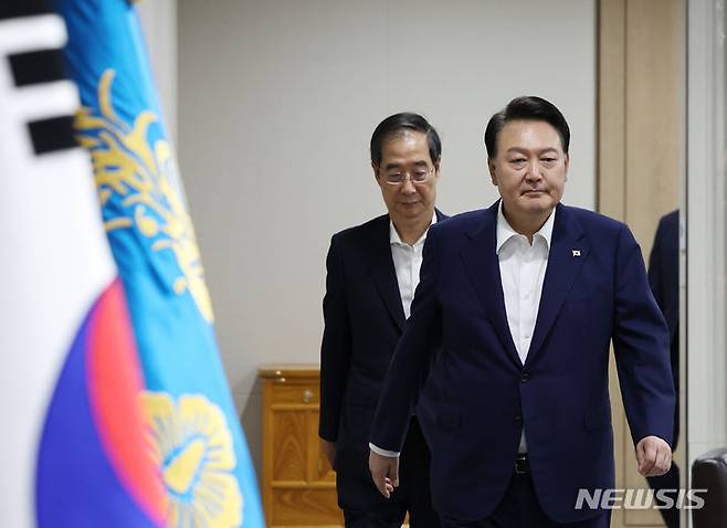 [서울=뉴시스] 윤석열 대통령은 11일 한국토지주택공사(LH)를 둘러싼 '건설 카르텔 혁파'를 다시 한번 당부했다. 사진은 지난 1일 국무회의장에 입장하는 윤 대통령의 모습. 2023.08.11