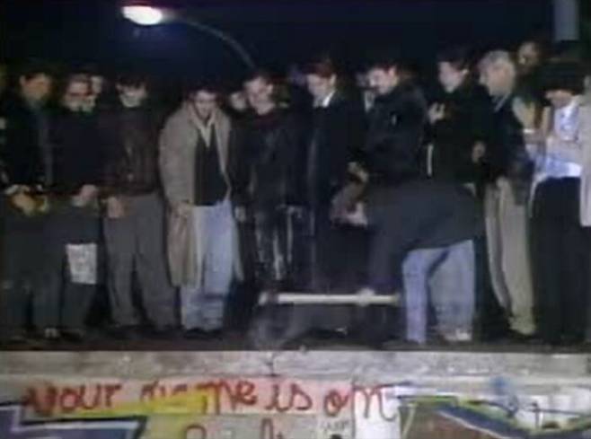 1989년 11월 9일 베를린 장벽이 개방됐다