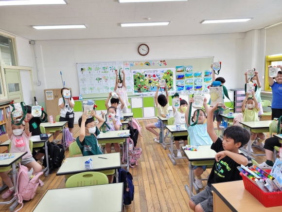 서울 양천구의 ‘학교로 찾아가는 기후변화 교육’에 참여한 초등학생들이 직접 꾸민 에코백을 들고 즐거워 하고 있다. 2023.8.11 양천구 제공