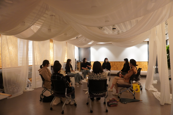 서울청년센터 오랑 동대문에서 청년들이 ‘두시티톡’ 해방클럽 프로그램에 참여해 대화를 나누고 있다. 서울시 제공