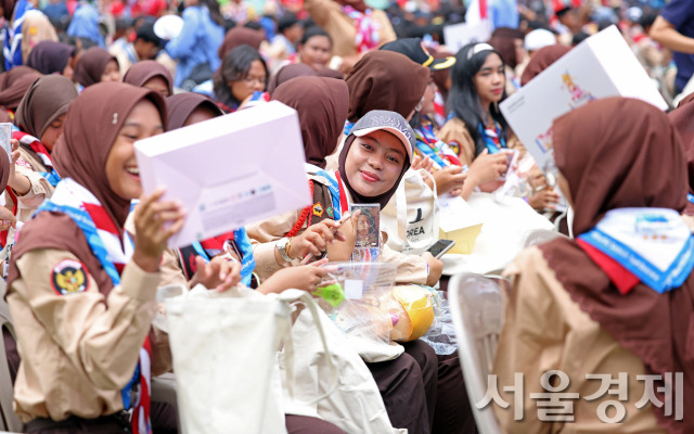 11일 서울 마포구 상암월드컵경기장에서 진행된 2023 세계스카우트잼버리대회 폐영식에서 각국 스카우트들이 저녁거리와 기념품이 들어 있는 ‘웰컴백’을 살펴보고 있다. 사진 제공=문화체육관광부