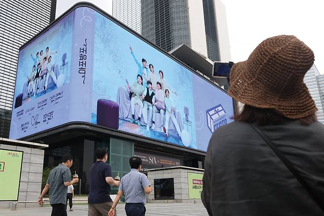 6월12일 서울 강남구 코엑스 케이팝 스퀘어에서 해외팬들이 방탄소년단(BTS) 데뷔 10주년 축하 영상을 촬영하고 있다. ⓒ연합뉴스