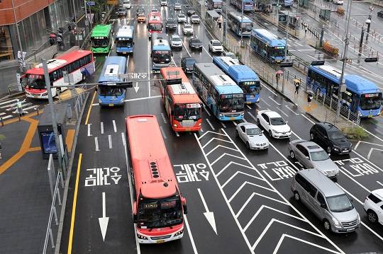 지난 11일 서울 중구 서울역 인근에서 버스가 이동하고 하는 모습. 사진=뉴시스