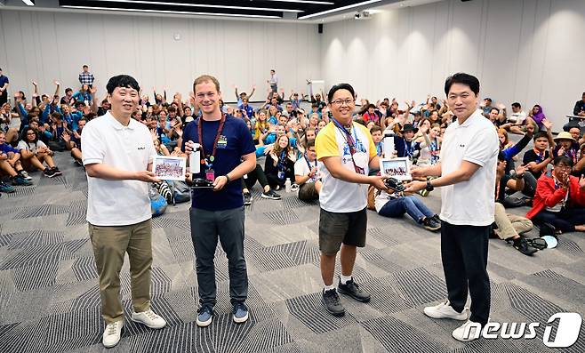 12일 기아 오산교육센터에서 기아 직원들이 직접 준비한 모형 자동차와 대원들의 단체 사진이 담긴 액자를 슬로베니아, 필리핀 잼버리 대원들에게 선물하며 기념 촬영을 하고 있다. (현대차그룹 제공) 2023.8.12/뉴스1